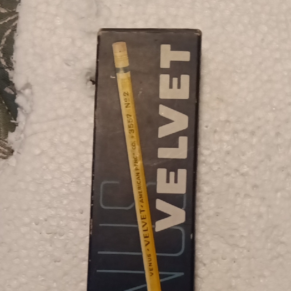 VENUS Velvet Yellow Pencil